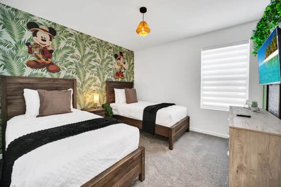 Mario-Minion-Theater-Resort 7 mi 2 Disney-2358 - Image 2